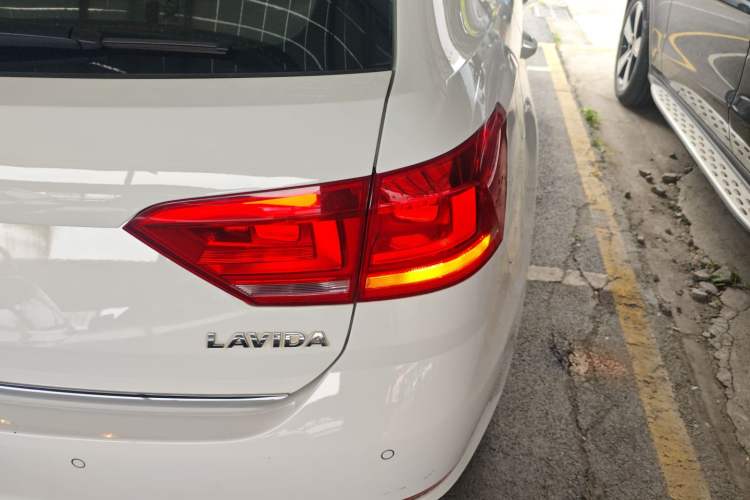 Used Volkswagen Gran Lavida 2015 1.6L Automatic Comfort Edition Right Rear Taillight