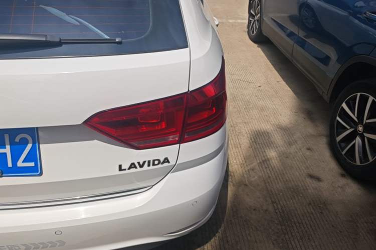 Used Volkswagen Gran Lavida 2015 1.6L Automatic Comfort Edition Right Rear Taillight
