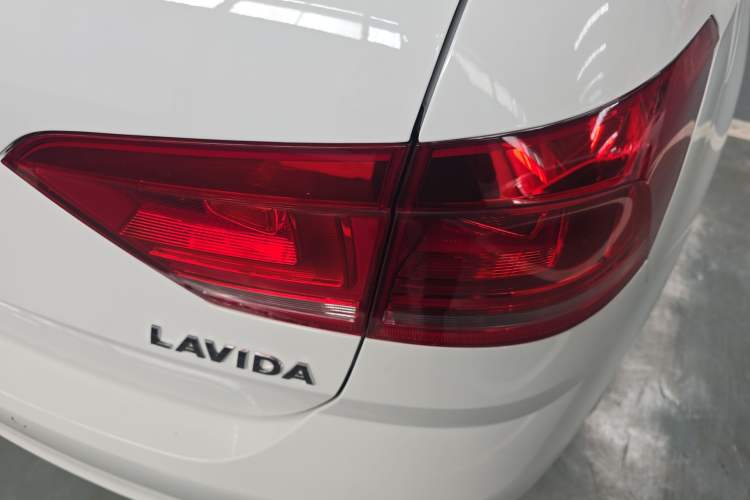 Used Volkswagen Gran Lavida 2015 1.6L Automatic Fashion Edition Right Rear Taillight
