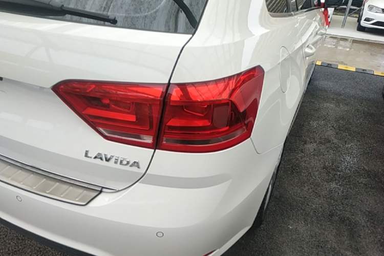 Used Volkswagen Gran Lavida 2015 1.6L Automatic Comfort Edition Right Rear Taillight