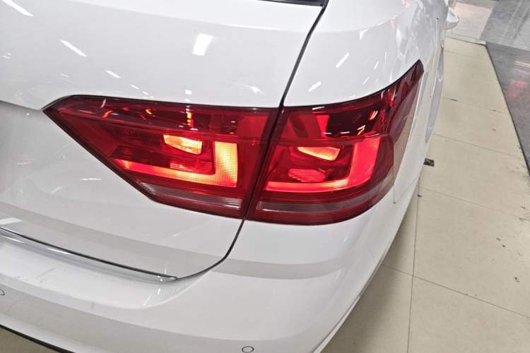 Used Volkswagen Gran Lavida 2015 1.6L Automatic Comfort Edition Right Rear Taillight