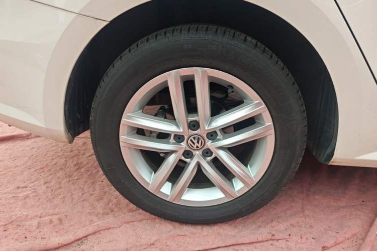 Used Volkswagen Gran Lavida 2015 1.6L Automatic Comfort Edition Right Rear Wheel Hub