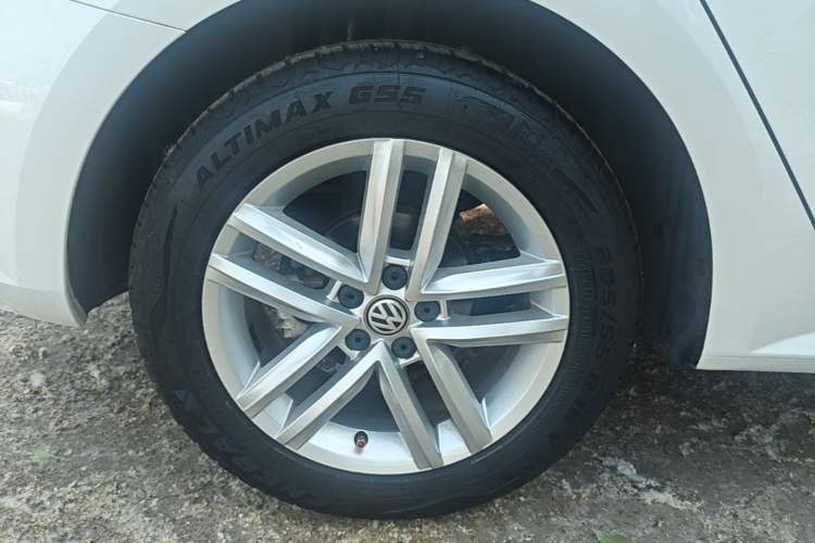 Used Volkswagen Gran Lavida 2015 230TSI DSG Comfort Edition Right Rear Wheel Hub
