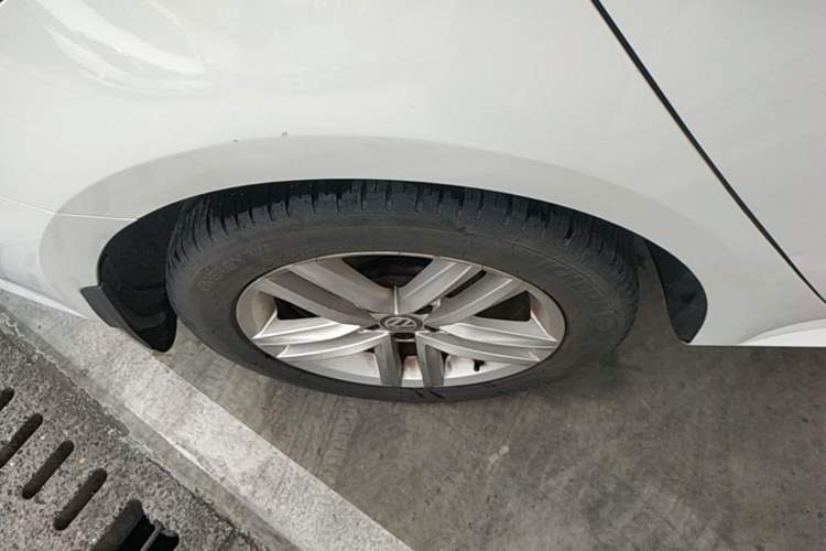 Used Volkswagen Gran Lavida 2015 1.6L Automatic Comfort Edition Right Rear Wheel Hub