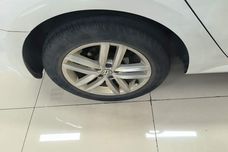 Used Volkswagen Gran Lavida 2015 1.6L Automatic Comfort Edition Right Rear Wheel Hub