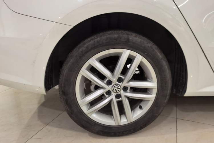 Used Volkswagen Gran Lavida 2015 1.6L Automatic Comfort Edition Right Rear Wheel Hub