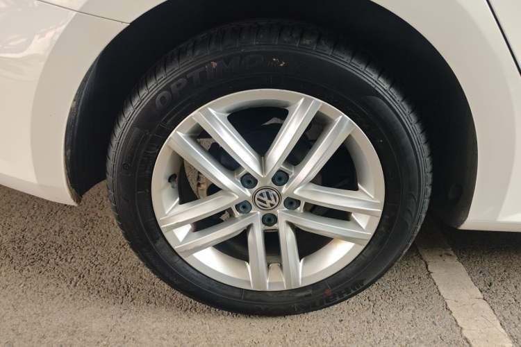 Used Volkswagen Gran Lavida 2015 1.6L Automatic Comfort Edition Right Rear Wheel Hub