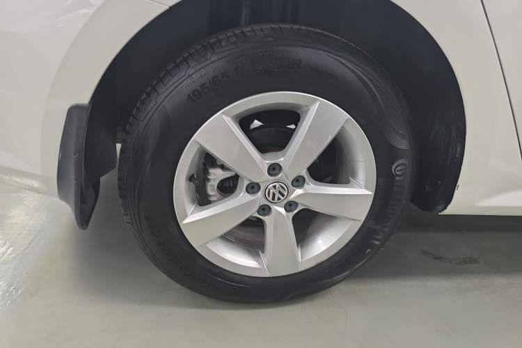 Used Volkswagen Gran Lavida 2015 1.6L Automatic Fashion Edition Right Rear Wheel Hub