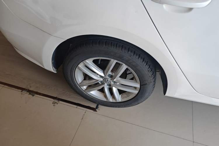 Used Volkswagen Gran Lavida 2015 1.6L Automatic Comfort Edition Right Rear Wheel Hub