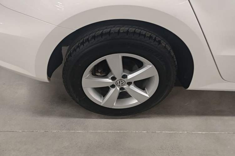 Used Volkswagen Gran Lavida 2015 1.6L Automatic Fashion Edition Right Rear Wheel Hub