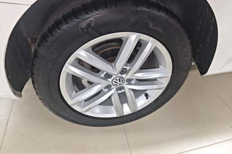 Used Volkswagen Gran Lavida 2015 1.6L Automatic Comfort Edition Right Rear Wheel Hub