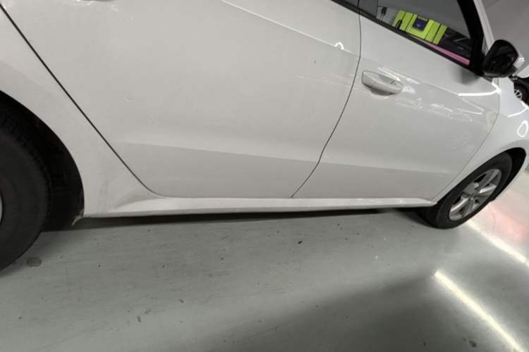 Used Volkswagen Gran Lavida 2015 1.6L Automatic Fashion Edition Right Side Sill
