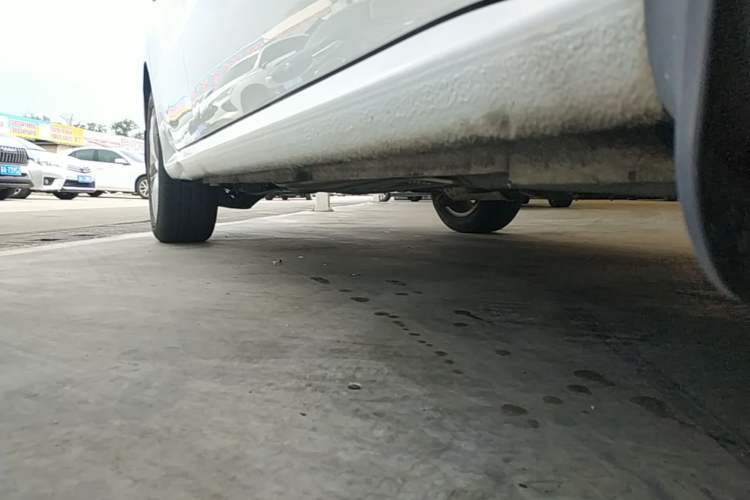 Used Volkswagen Gran Lavida 2015 1.6L Automatic Comfort Edition Right Side Sill