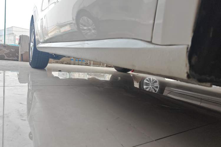 Used Volkswagen Gran Lavida 2015 1.6L Automatic Fashion Edition Right Side Sill