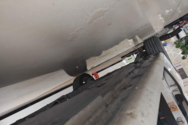 Used Volkswagen Gran Lavida 2015 1.6L Automatic Comfort Edition Right Side Sill