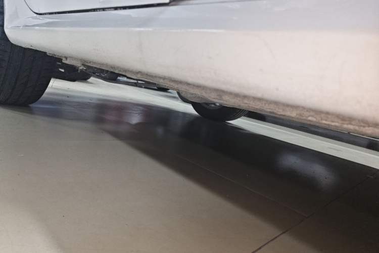 Used Volkswagen Gran Lavida 2015 1.6L Automatic Comfort Edition Right Side Sill
