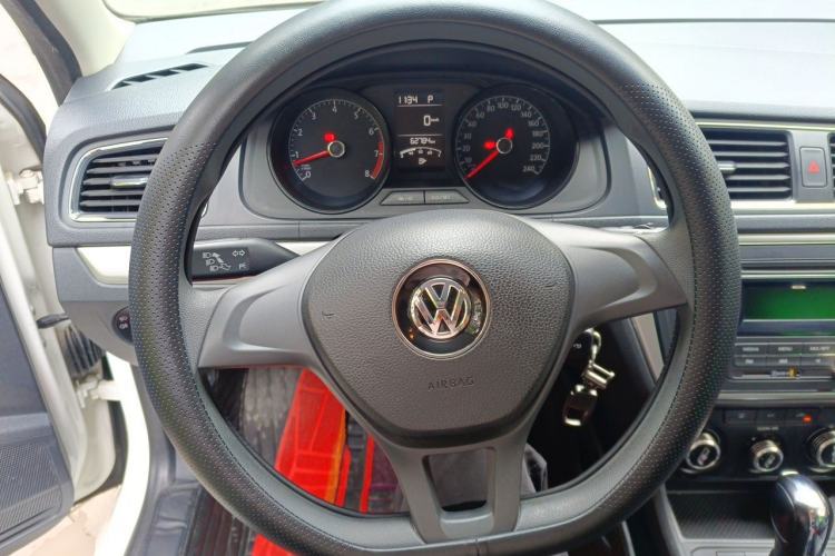 Used Volkswagen Gran Lavida 2015 1.6L Automatic Fashion Edition Steering Wheel