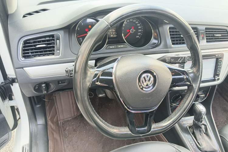 Used Volkswagen Gran Lavida 2015 1.6L Automatic Comfort Edition Steering Wheel