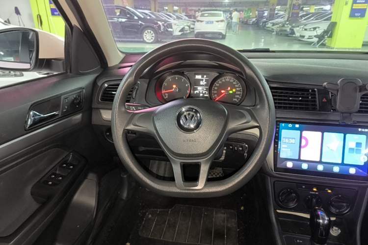 Used Volkswagen Gran Lavida 2015 1.6L Automatic Fashion Edition Steering Wheel