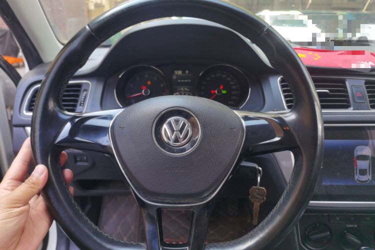 Used Volkswagen Gran Lavida 2015 1.6L Automatic Comfort Edition Steering Wheel