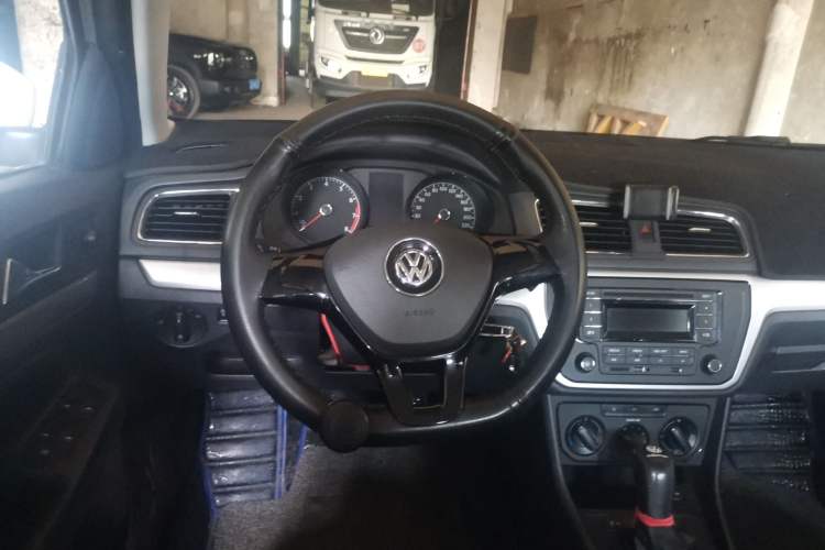 Used Volkswagen Gran Lavida 2015 1.6L Automatic Fashion Edition Steering Wheel