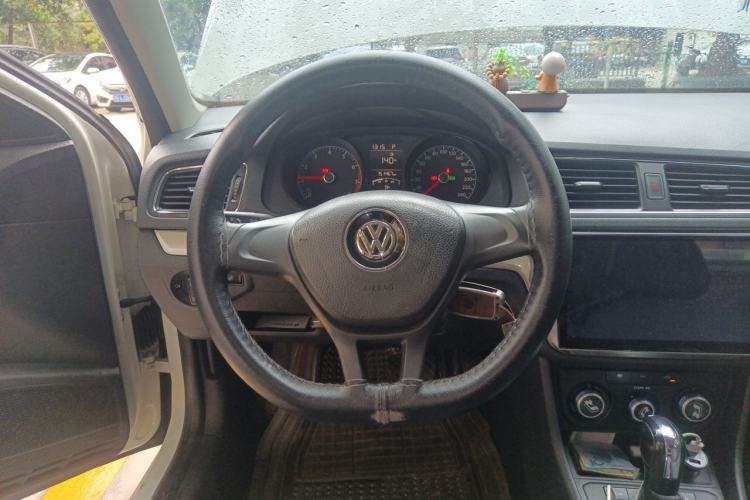 Used Volkswagen Gran Lavida 2015 1.6L Automatic Fashion Edition Steering Wheel