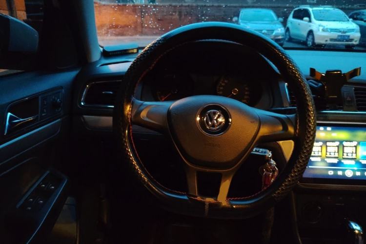 Used Volkswagen Gran Lavida 2015 1.6L Automatic Fashion Edition Steering Wheel