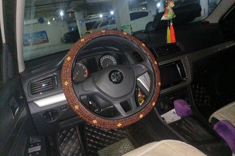 Used Volkswagen Gran Lavida 2015 1.6L Automatic Fashion Edition Steering Wheel
