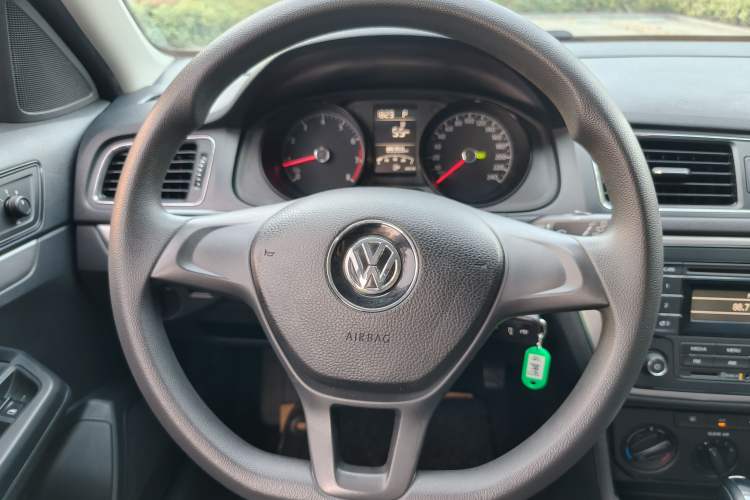 Used Volkswagen Gran Lavida 2015 1.6L Automatic Fashion Edition Steering Wheel