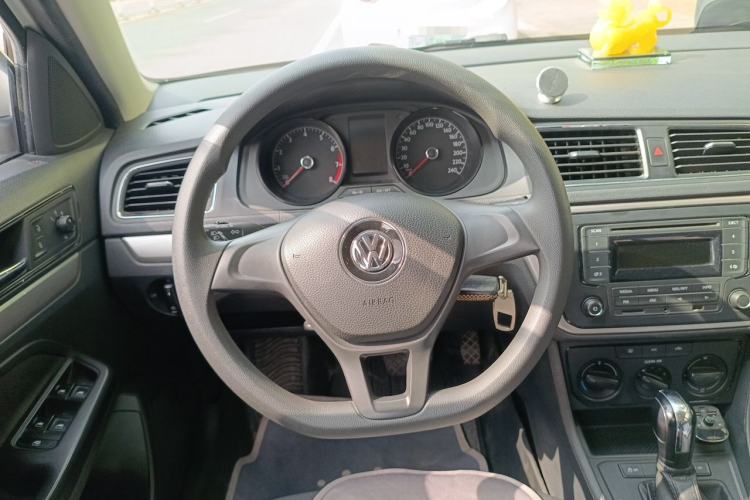 Used Volkswagen Gran Lavida 2015 1.6L Automatic Fashion Edition Steering Wheel