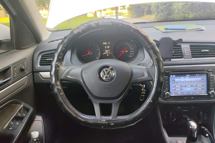 Used Volkswagen Gran Lavida 2015 1.6L Automatic Fashion Edition Steering Wheel