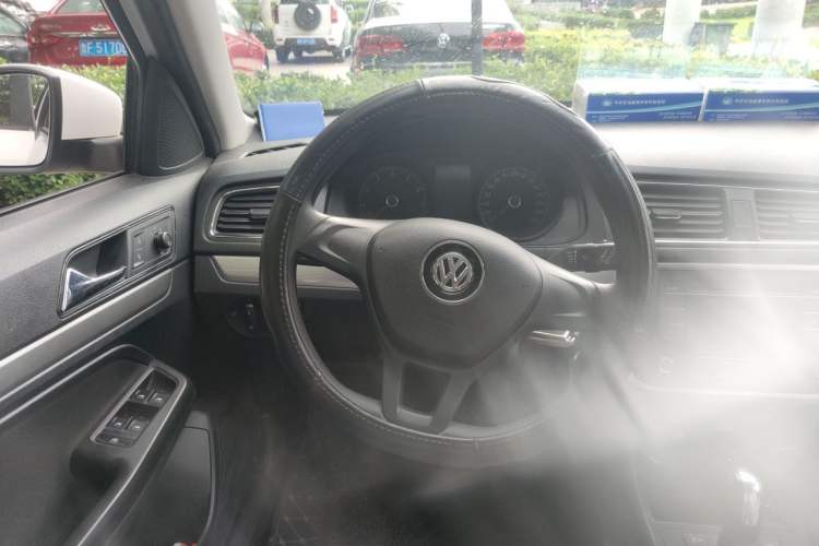 Used Volkswagen Gran Lavida 2015 1.6L Automatic Fashion Edition Steering Wheel