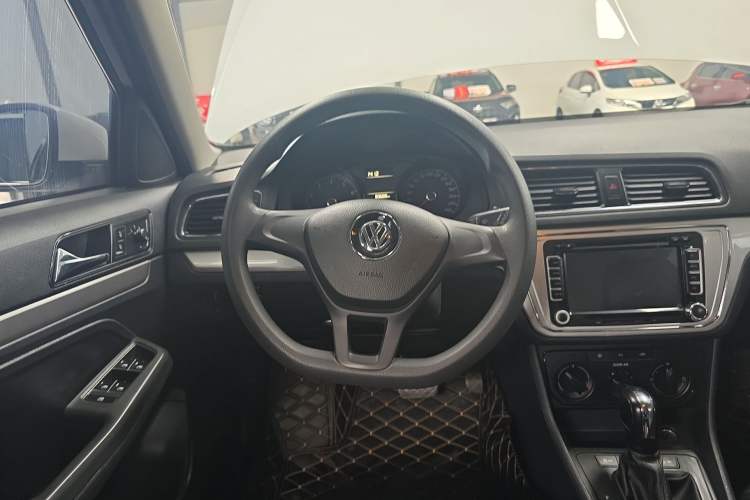 Used Volkswagen Gran Lavida 2015 1.6L Automatic Fashion Edition Steering Wheel