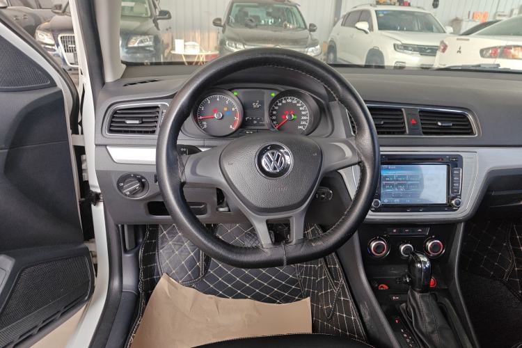 Used Volkswagen Gran Lavida 2015 1.6L Automatic Fashion Edition Steering Wheel