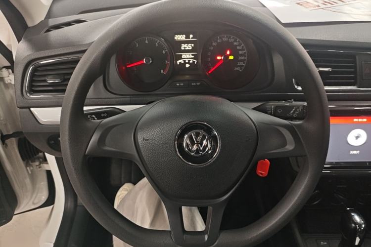 Used Volkswagen Gran Lavida 2015 1.6L Automatic Fashion Edition Steering Wheel