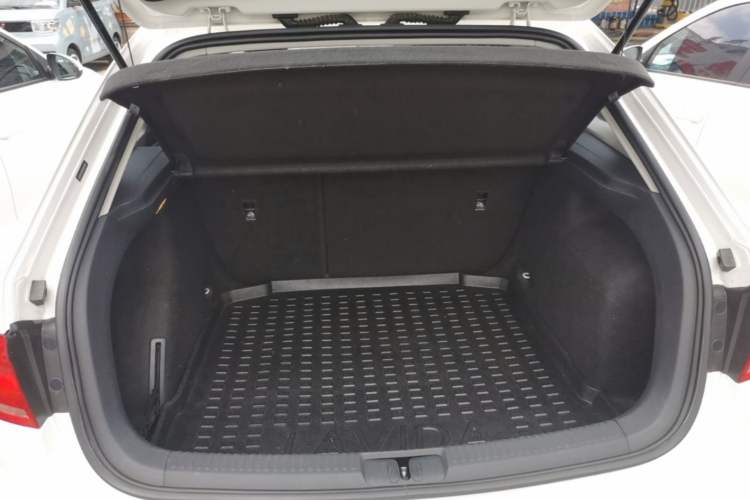 Used Volkswagen Gran Lavida 2015 1.6L Manual Comfort Edition Trunk