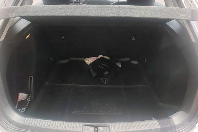 Used Volkswagen Gran Lavida 2015 1.6L Automatic Comfort Edition Trunk