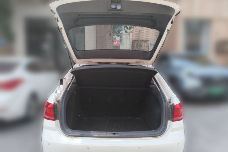 Used Volkswagen Gran Lavida 2015 1.6L Automatic Fashion Edition Trunk