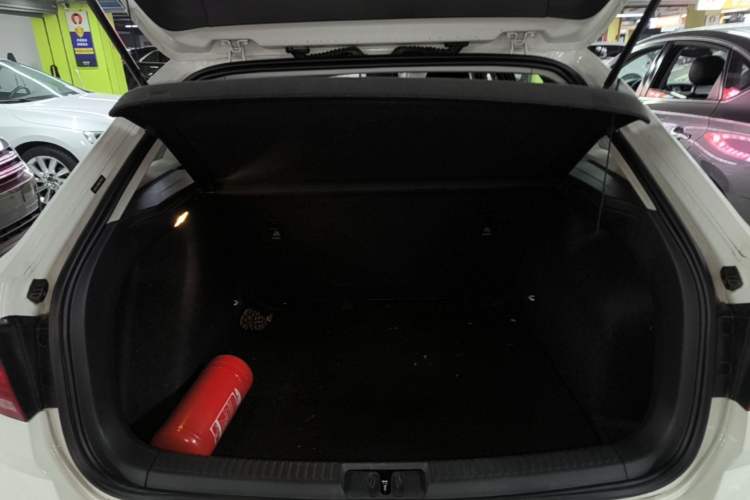 Used Volkswagen Gran Lavida 2015 1.6L Automatic Fashion Edition Trunk