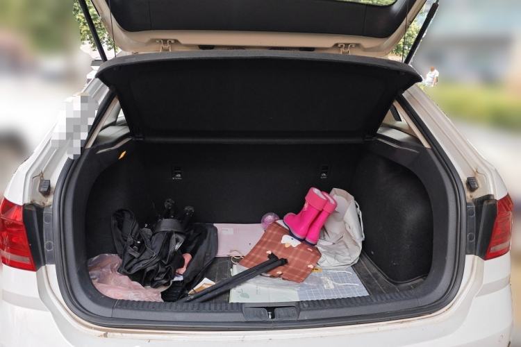 Used Volkswagen Gran Lavida 2015 1.6L Automatic Fashion Edition Trunk