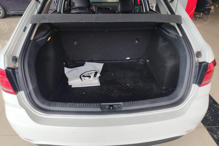 Used Volkswagen Gran Lavida 2015 1.6L Automatic Fashion Edition Trunk