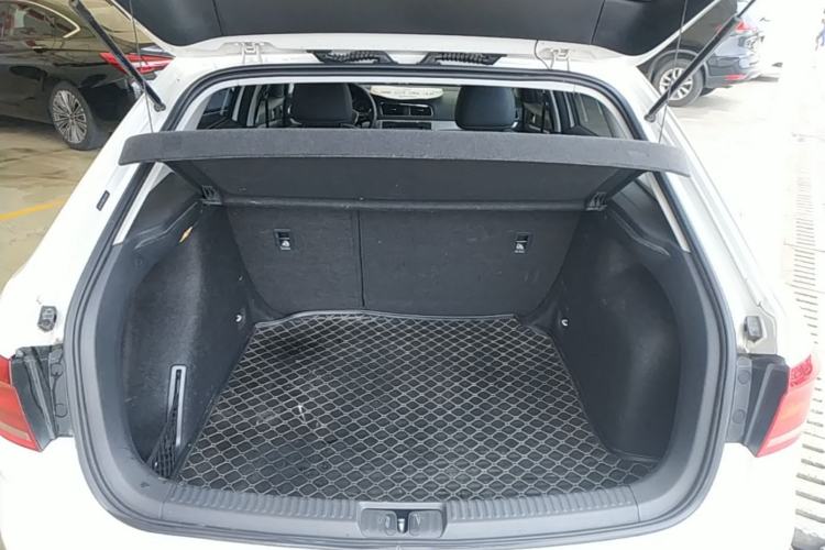 Used Volkswagen Gran Lavida 2015 1.6L Automatic Comfort Edition Trunk