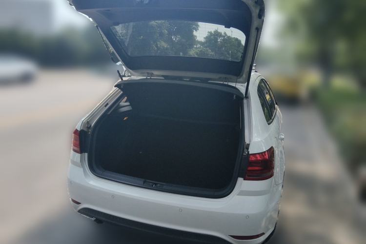 Used Volkswagen Gran Lavida 2015 1.6L Automatic Fashion Edition Trunk