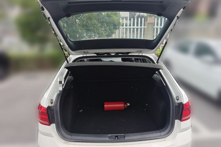 Used Volkswagen Gran Lavida 2015 1.6L Automatic Fashion Edition Trunk