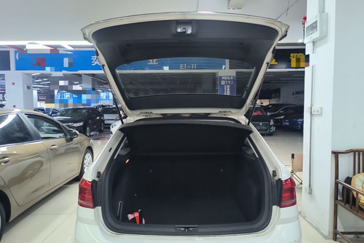 Used Volkswagen Gran Lavida 2015 1.6L Automatic Comfort Edition Trunk