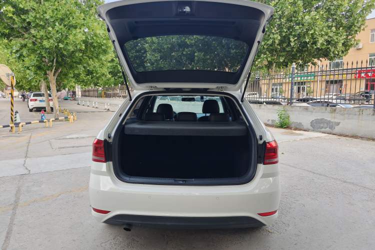 Used Volkswagen Gran Lavida 2015 1.6L Automatic Fashion Edition Trunk