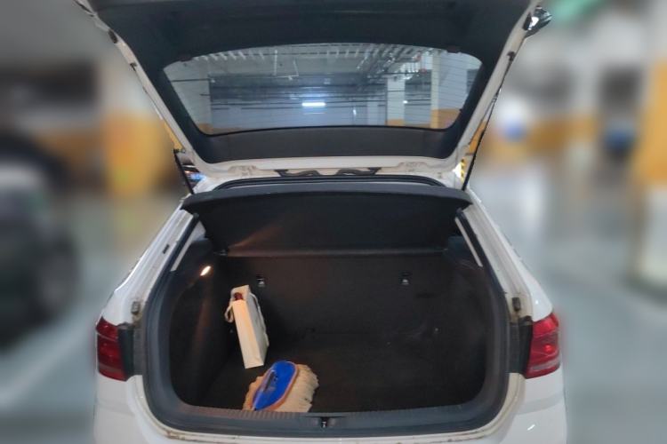 Used Volkswagen Gran Lavida 2015 1.6L Automatic Fashion Edition Trunk