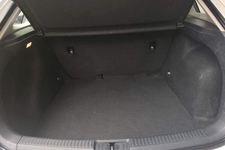 Used Volkswagen Gran Lavida 2015 1.6L Automatic Fashion Edition Trunk