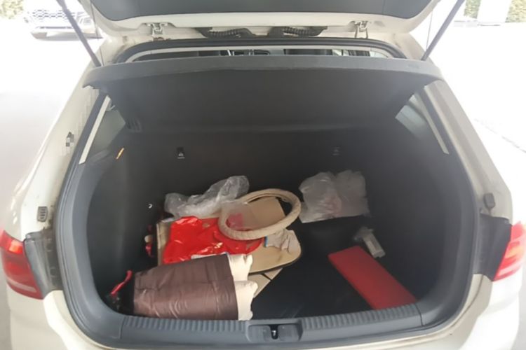 Used Volkswagen Gran Lavida 2015 1.6L Automatic Fashion Edition Trunk