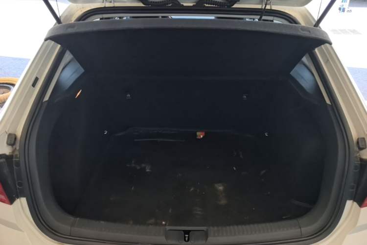 Used Volkswagen Gran Lavida 2015 1.6L Automatic Fashion Edition Trunk